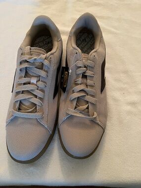 Shoes mens athletic size 11M man made materials Airspeed comfort sock laces